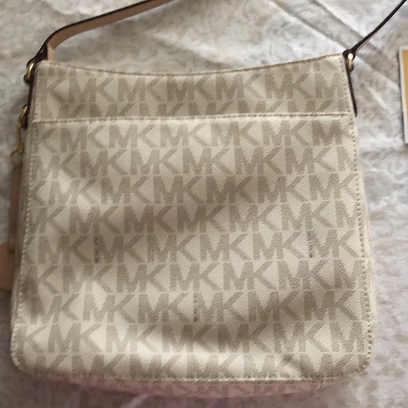 Michael Kors Jet Set Messenger NWT - Picture 3 of 6